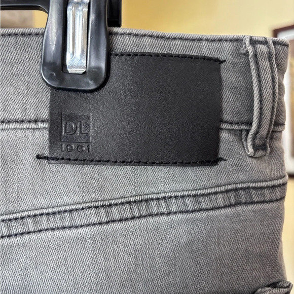 DL 1961 Light Grey Avery Modern Straight Cut Jeans Size 36x34 Unisex - Picture 7 of 7